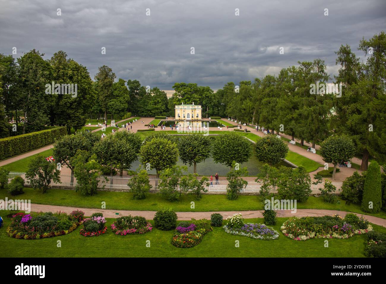 Estate al green park. Erba, fogliame degli alberi. Parco luminoso. D'estate il parco sullo sfondo Foto Stock