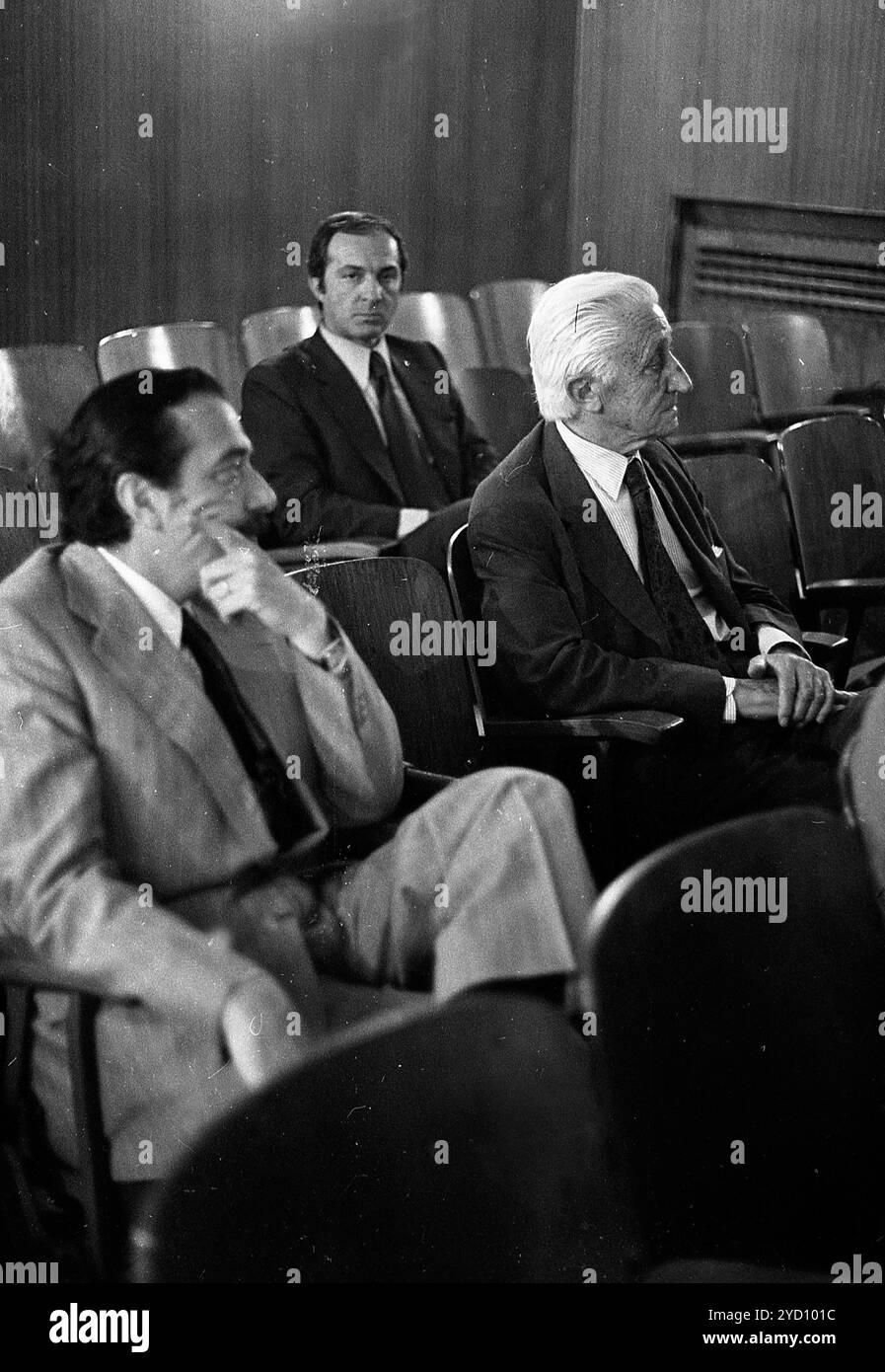 L'ex presidente argentino Arturo Illia (1963-1966) e Raúl Alfonsín durante un'assemblea generale dell'UCRP (Unión Cívica Radical del Pueblo), il 30 dicembre 1974. Foto Stock