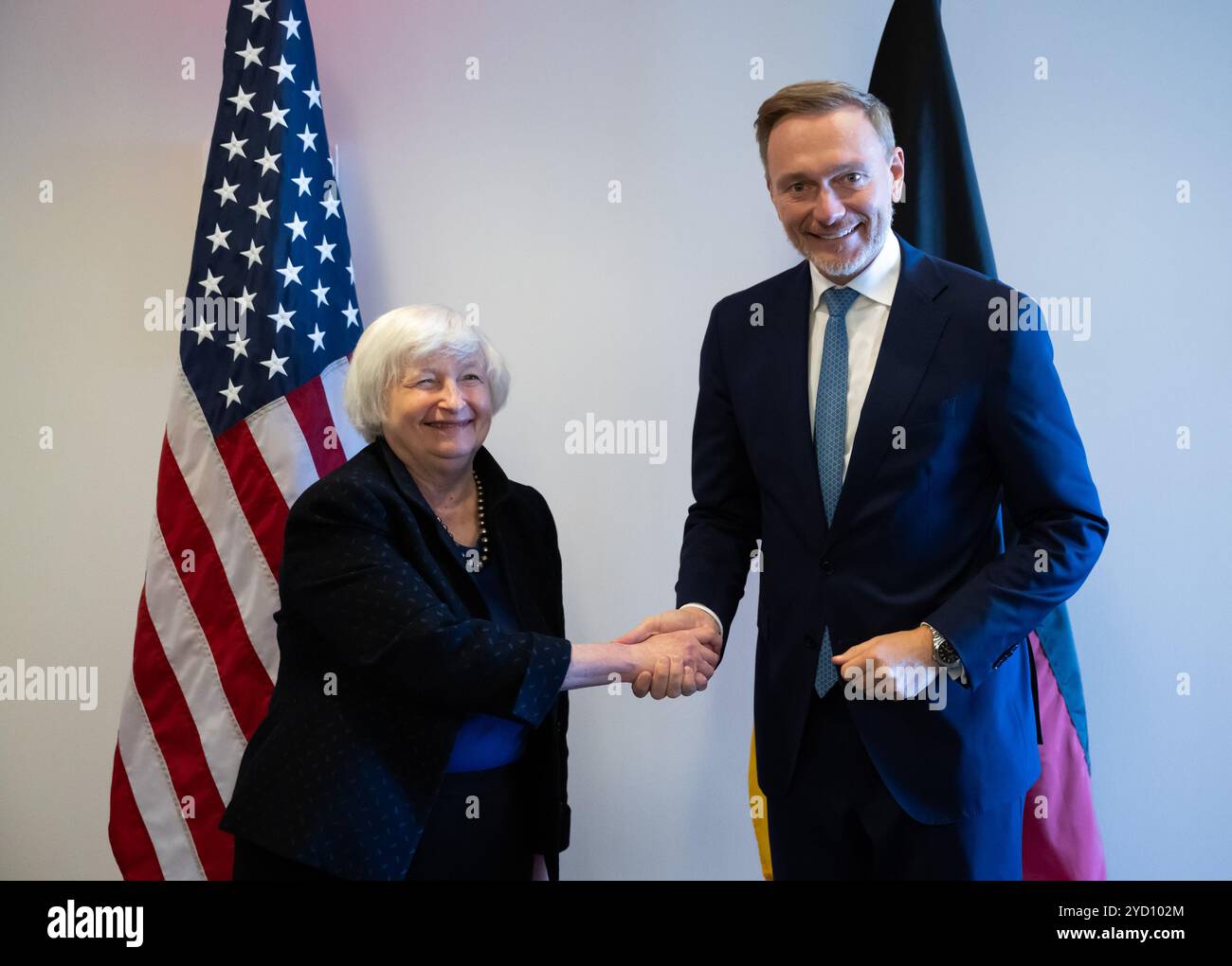 Washington, Stati Uniti. 24 ottobre 2024. Christian Lindner (r, FDP), Ministro federale delle Finanze, e il Segretario al Tesoro degli Stati Uniti Janet Louise Yellen si salutano durante la riunione autunnale del Fondo monetario Internazionale (FMI). Credito: Soeren Stache/dpa/Alamy Live News Foto Stock