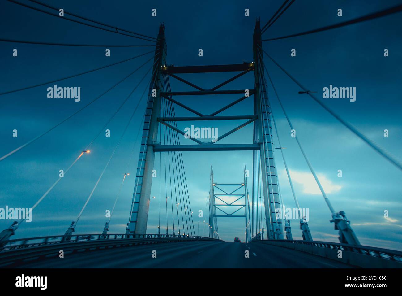 Velocità autostrada. Autostrada. Strada a pedaggio. Viaggiare in auto. Corse in auto. Strada asfaltata. Foto Stock