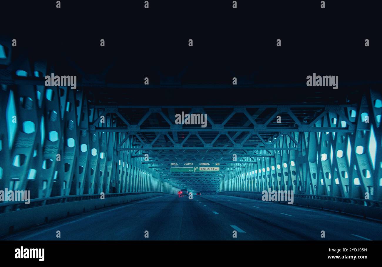 Velocità autostrada. Autostrada. Strada a pedaggio. Viaggiare in auto. Corse in auto. Strada asfaltata. Foto Stock