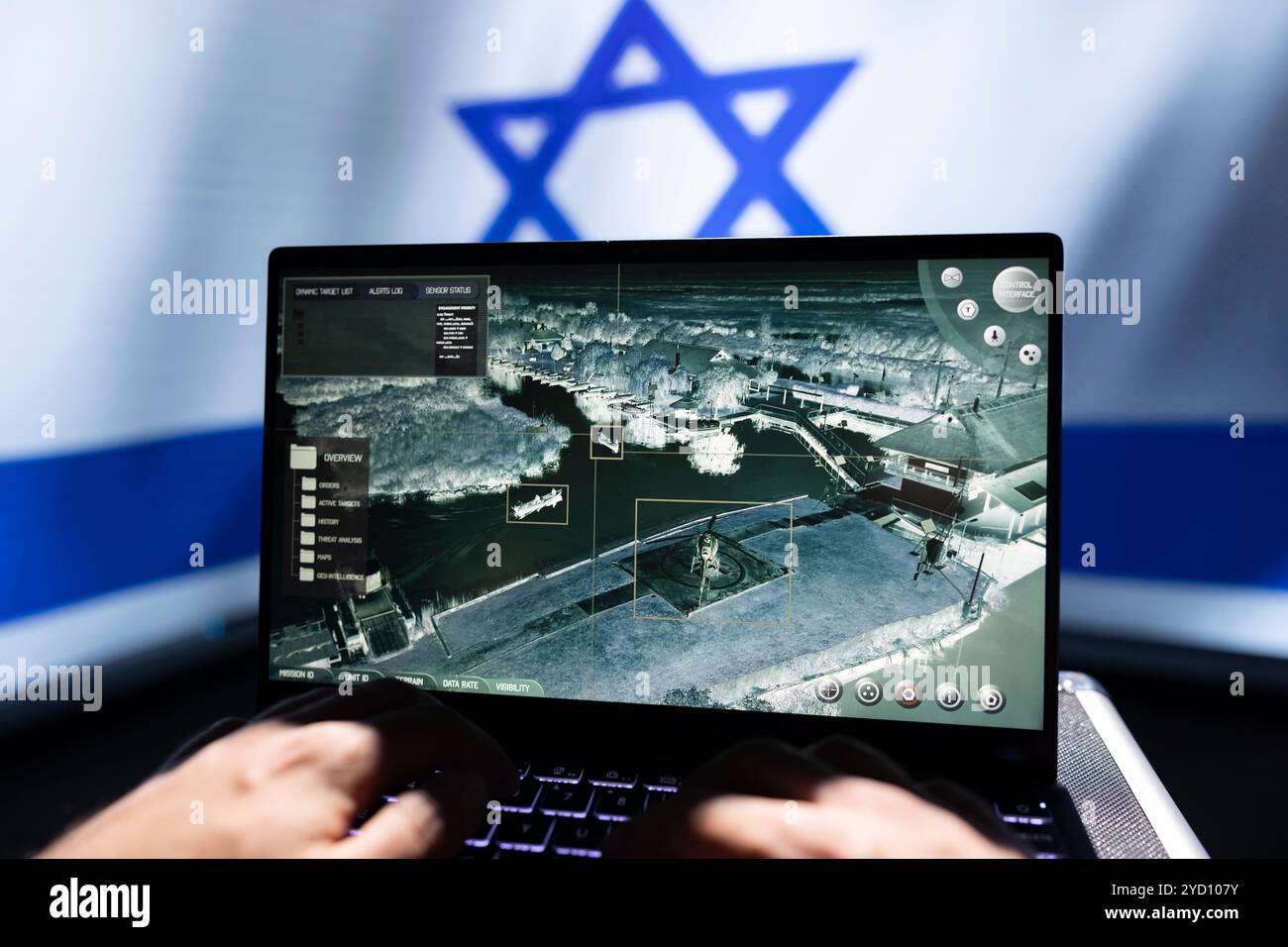 Personale militare israeliano che lavora su un computer portatile, analizzando i dati di ricognizione aerea per trovare tattiche vincenti di guerra. Specialista dell'esercito che controlla i droni, attaccando obiettivi strategici Foto Stock