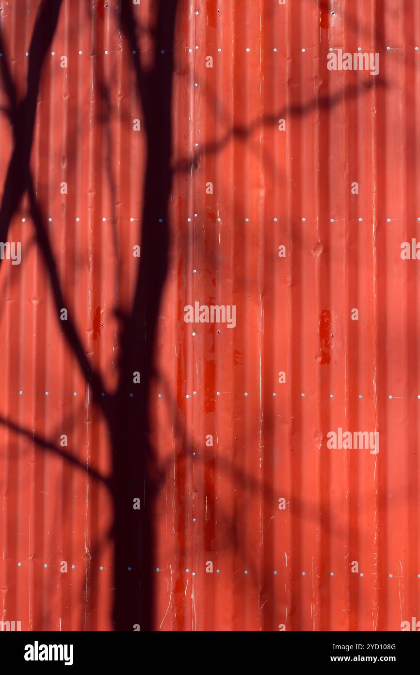 Red Piastrella in metallo texture. La texture è rosso. Parete rossa Foto Stock