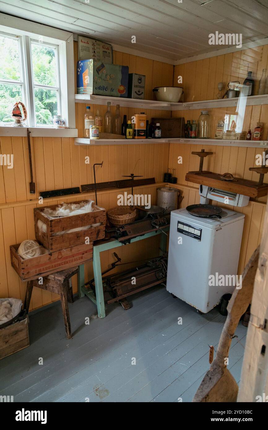 Le luminose pareti in legno di questa cucina Lofoten mostrano un mix di elettrodomestici vintage, attrezzature da pesca e oggetti essenziali per la casa, che riflettono i ricchi norvegesi Foto Stock