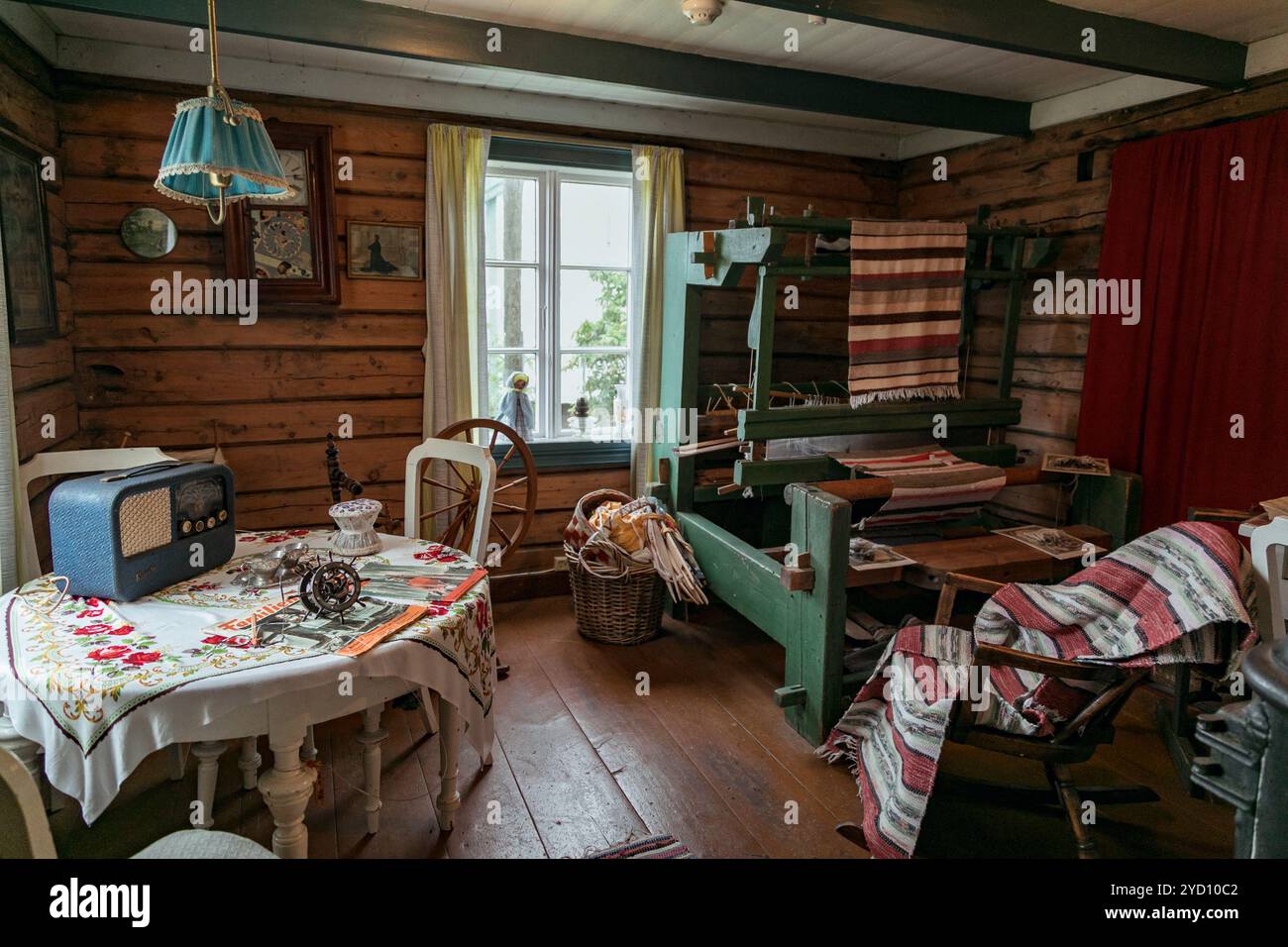 Entra in un incantevole cottage nelle isole Lofoten, caratterizzato da arredi rustici nordici, un telaio in legno e un'atmosfera calda e invitante, perfetta per il relax Foto Stock