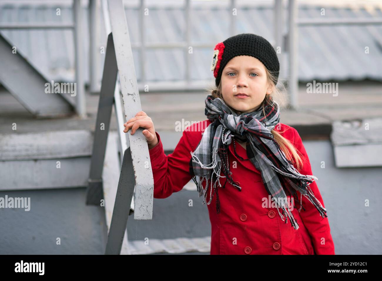 Ragazza sulle scale Foto Stock