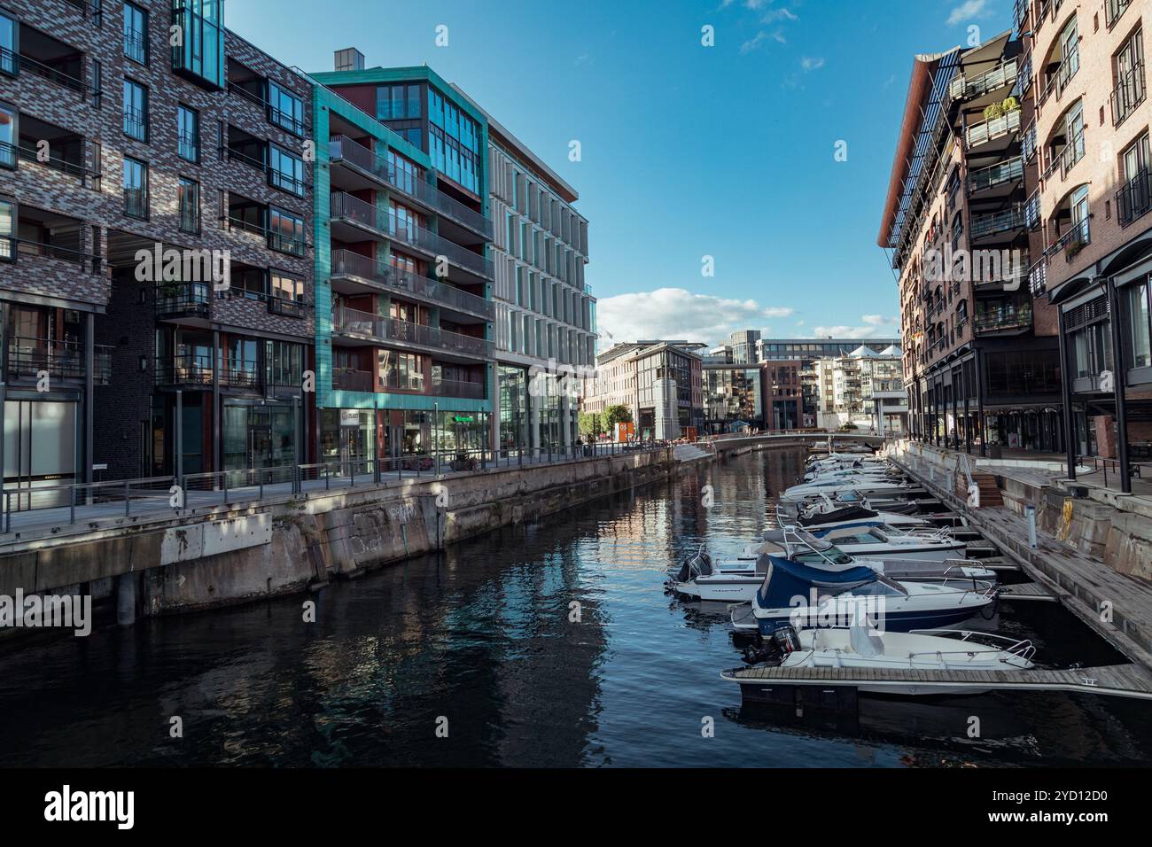 Oslo, Norvegia - 18 agosto 2018: Splendide viste sul lungomare dell'architettura moderna e delle barche nel centro di Oslo durante il giorno Foto Stock