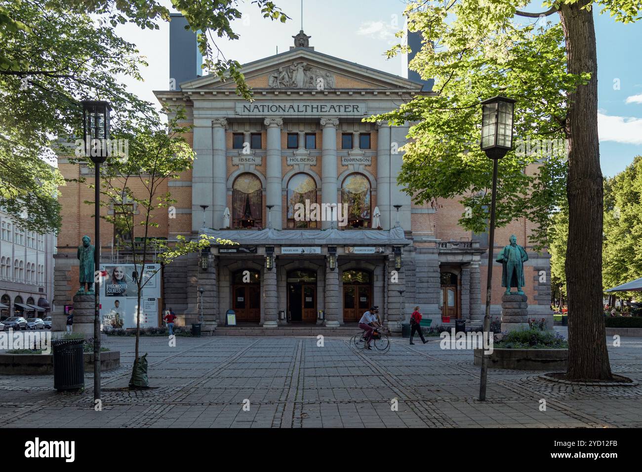 Oslo, Norvegia - 18 agosto 2018: Visita il Teatro Nazionale nel centro di Oslo durante un pomeriggio di sole Foto Stock
