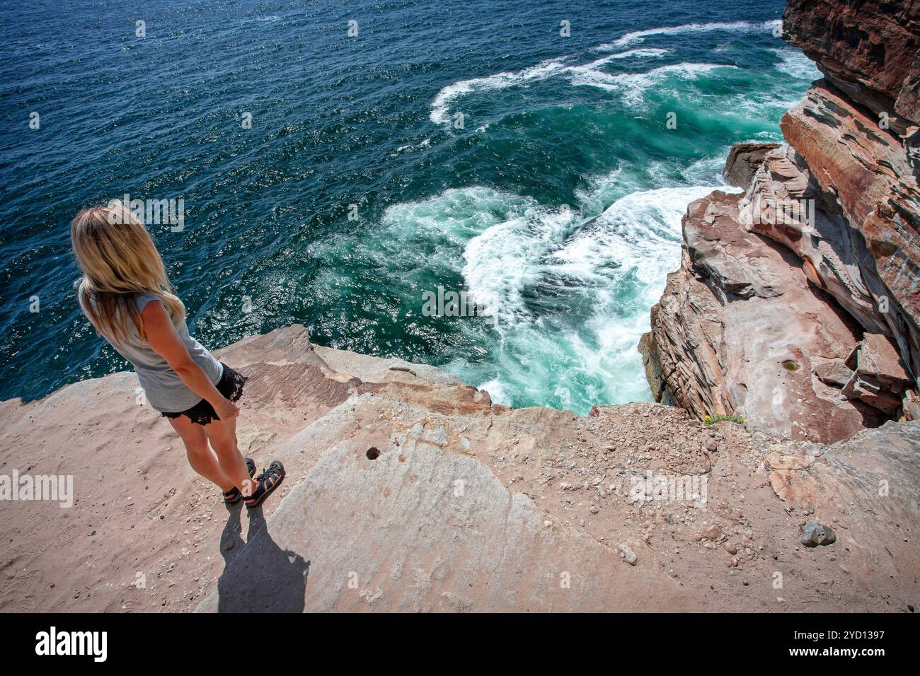 Le donne ammirano le viste dell'oceano dalla cima della scogliera sulla costa Foto Stock