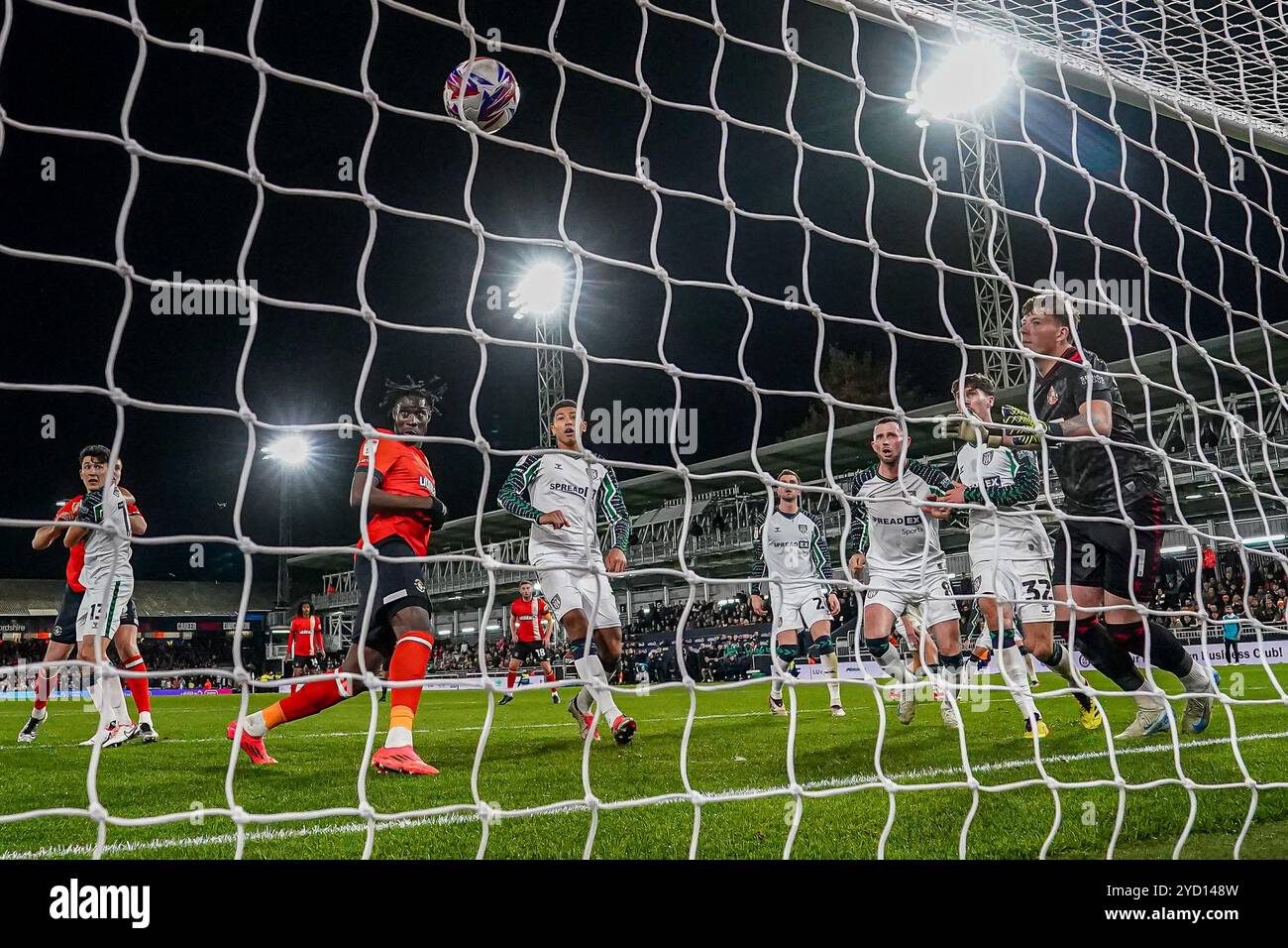 Luton, Regno Unito. 23 ottobre 2024. Elijah Adebayo (11) di Luton Town segna il primo gol della sua squadra durante la partita del campionato Sky Bet tra Luton Town e Sunderland a Kenilworth Road, Luton, Inghilterra, il 23 ottobre 2024. Foto di David Horn. Credito: Prime Media Images/Alamy Live News Foto Stock