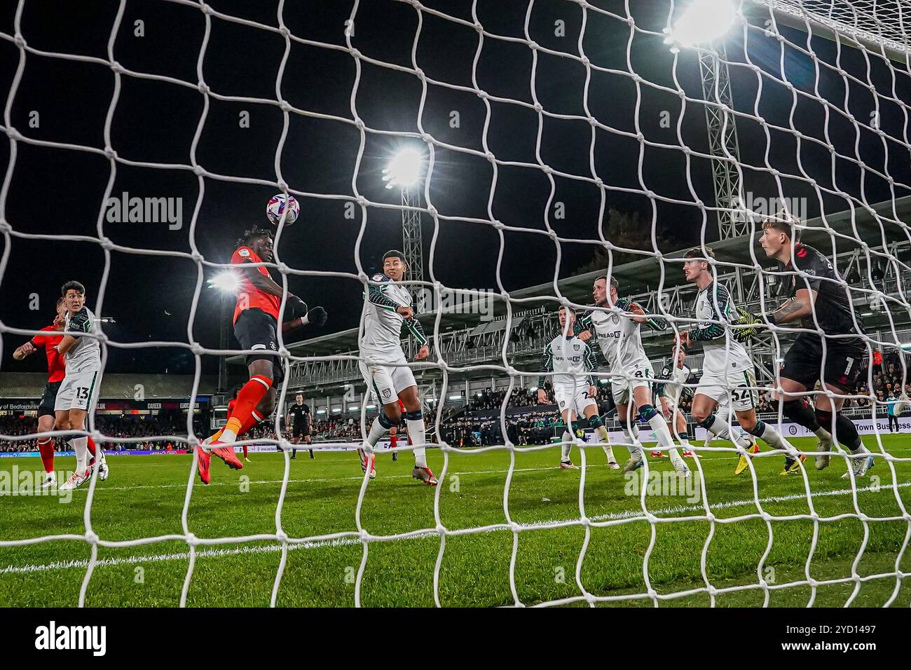 Luton, Regno Unito. 23 ottobre 2024. Elijah Adebayo (11) di Luton Town segna il primo gol della sua squadra durante la partita del campionato Sky Bet tra Luton Town e Sunderland a Kenilworth Road, Luton, Inghilterra, il 23 ottobre 2024. Foto di David Horn. Credito: Prime Media Images/Alamy Live News Foto Stock