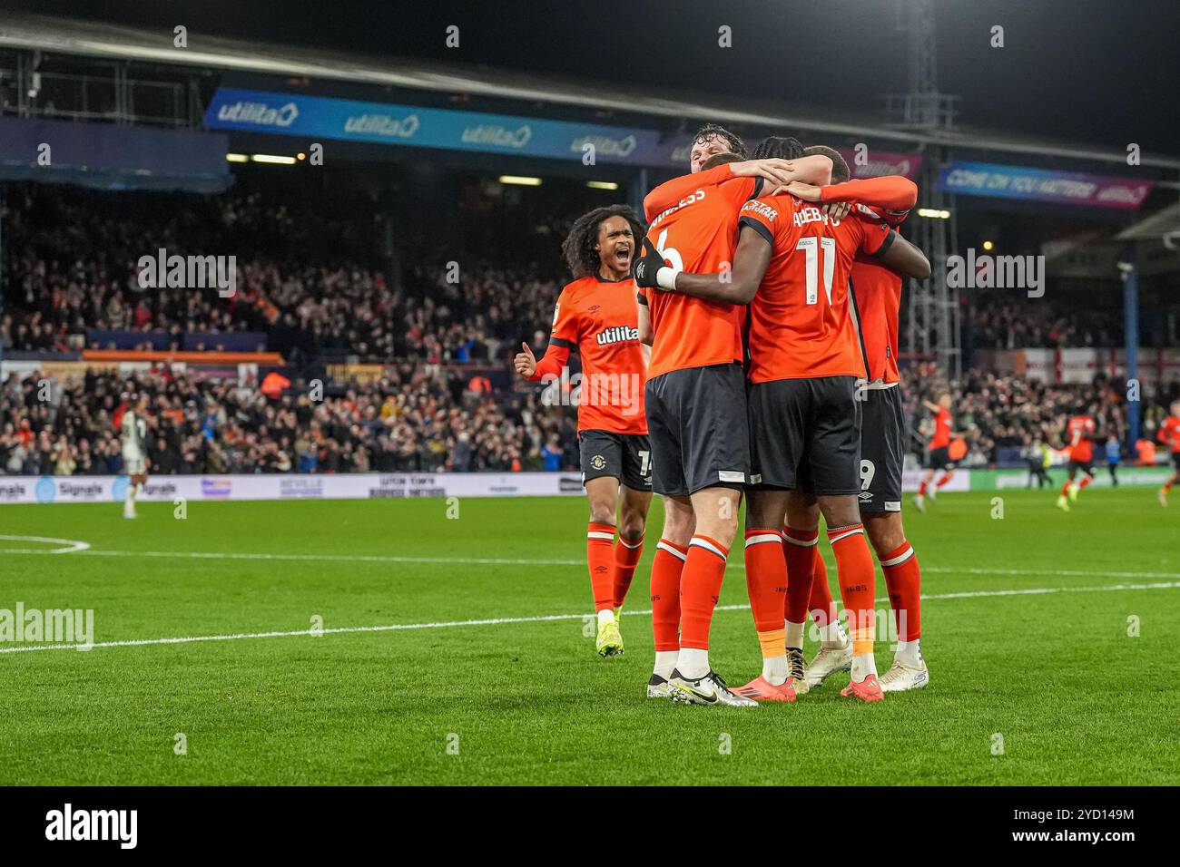 Luton, Regno Unito. 23 ottobre 2024. Elijah Adebayo (11) di Luton Town festeggia dopo aver segnato il primo gol della sua squadra durante lo Sky Bet Championship match tra Luton Town e Sunderland a Kenilworth Road, Luton, Inghilterra, il 23 ottobre 2024. Foto di David Horn. Credito: Prime Media Images/Alamy Live News Foto Stock
