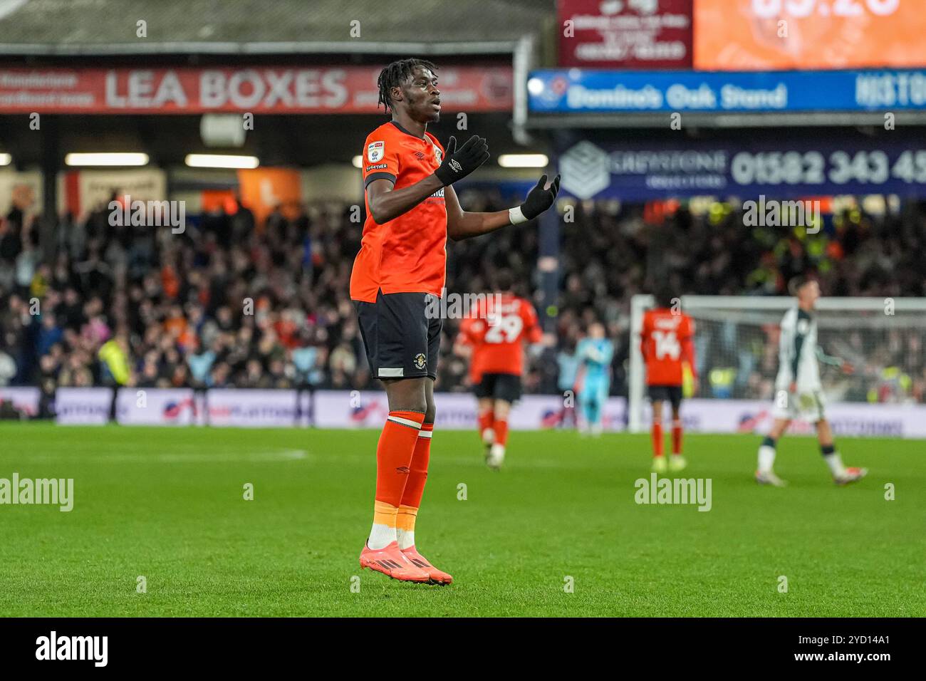 Luton, Regno Unito. 23 ottobre 2024. Elijah Adebayo (11) di Luton Town festeggia dopo aver segnato il primo gol della sua squadra durante lo Sky Bet Championship match tra Luton Town e Sunderland a Kenilworth Road, Luton, Inghilterra, il 23 ottobre 2024. Foto di David Horn. Credito: Prime Media Images/Alamy Live News Foto Stock