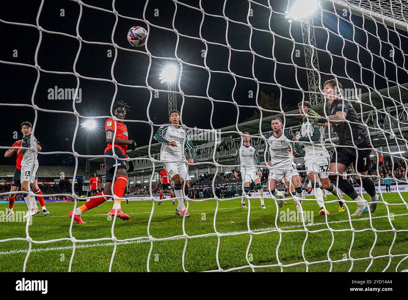Luton, Regno Unito. 23 ottobre 2024. Elijah Adebayo (11) di Luton Town segna il primo gol della sua squadra durante la partita del campionato Sky Bet tra Luton Town e Sunderland a Kenilworth Road, Luton, Inghilterra, il 23 ottobre 2024. Foto di David Horn. Credito: Prime Media Images/Alamy Live News Foto Stock