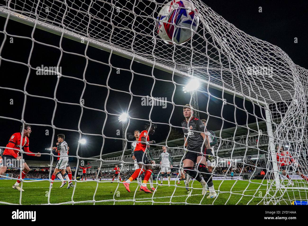 Luton, Regno Unito. 23 ottobre 2024. Elijah Adebayo (11) di Luton Town segna il primo gol della sua squadra durante la partita del campionato Sky Bet tra Luton Town e Sunderland a Kenilworth Road, Luton, Inghilterra, il 23 ottobre 2024. Foto di David Horn. Credito: Prime Media Images/Alamy Live News Foto Stock