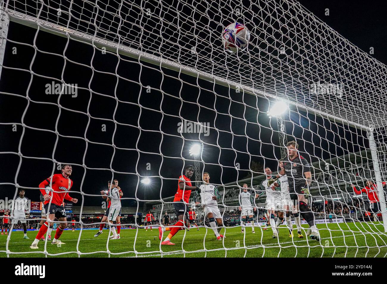 Luton, Regno Unito. 23 ottobre 2024. Elijah Adebayo (11) di Luton Town segna il primo gol della sua squadra durante la partita del campionato Sky Bet tra Luton Town e Sunderland a Kenilworth Road, Luton, Inghilterra, il 23 ottobre 2024. Foto di David Horn. Credito: Prime Media Images/Alamy Live News Foto Stock
