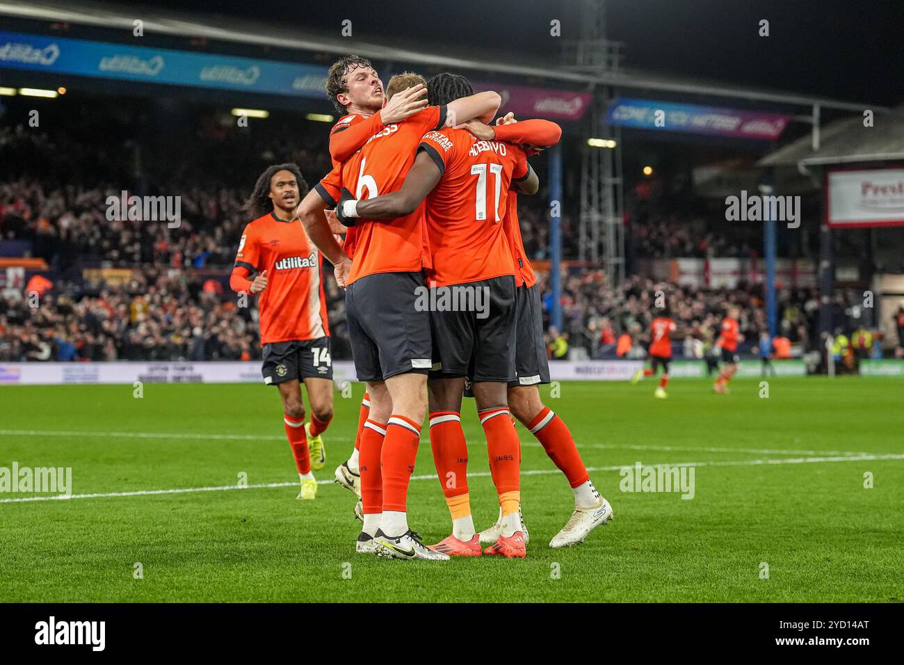 Luton, Regno Unito. 23 ottobre 2024. Elijah Adebayo (11) di Luton Town festeggia dopo aver segnato il primo gol della sua squadra durante lo Sky Bet Championship match tra Luton Town e Sunderland a Kenilworth Road, Luton, Inghilterra, il 23 ottobre 2024. Foto di David Horn. Credito: Prime Media Images/Alamy Live News Foto Stock