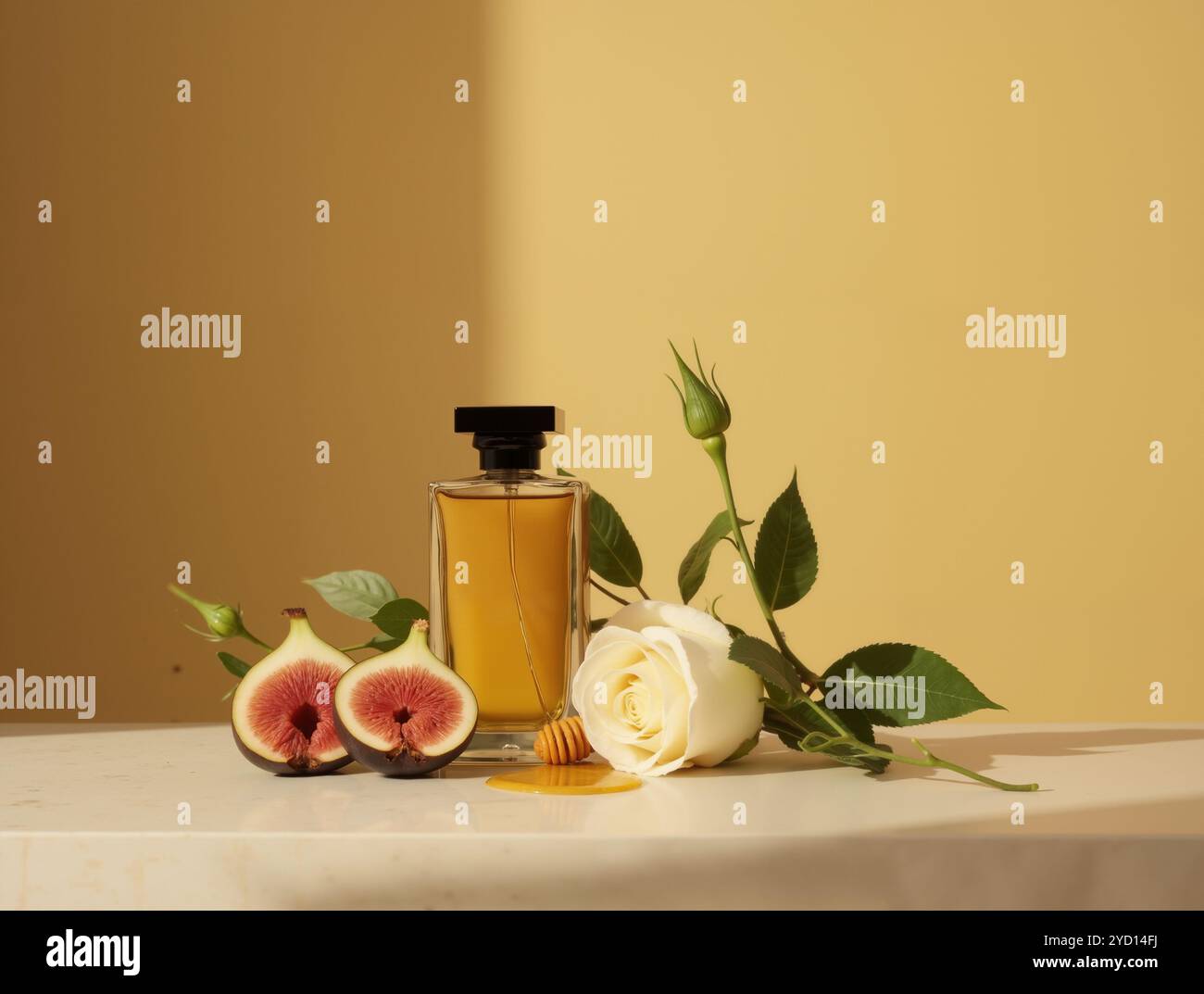Immagine STILL Life editoriale della bottiglia di profumo con miele gocciolante di fichi circondata da rose bianche e vegetazione creativa su Stone Table Foto Stock