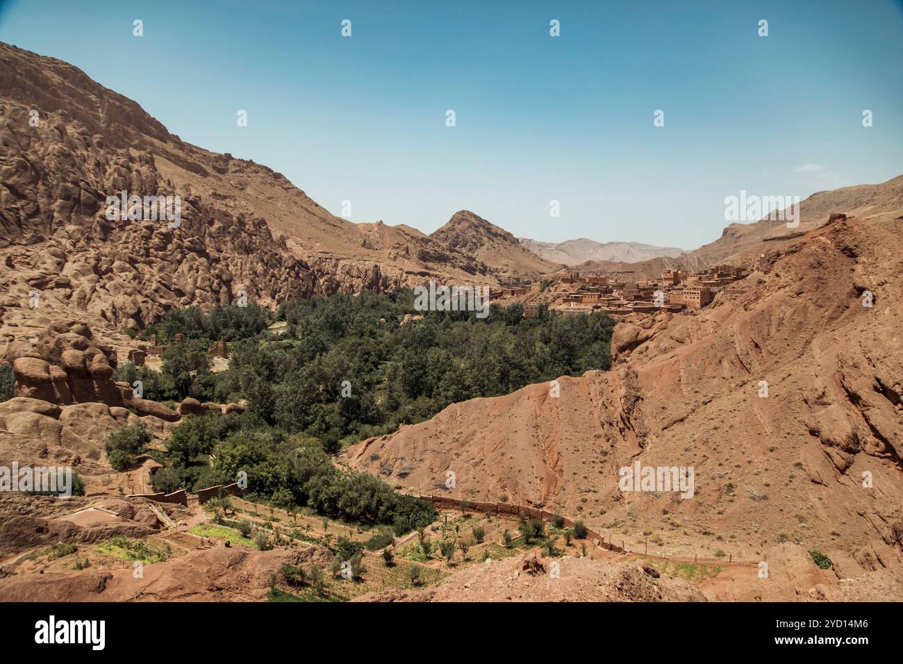 L'impressionante terreno del Marocco presenta un drammatico gioco di Badlands erose e valli fertili, che mostrano la variegata bellezza naturale della regione Foto Stock