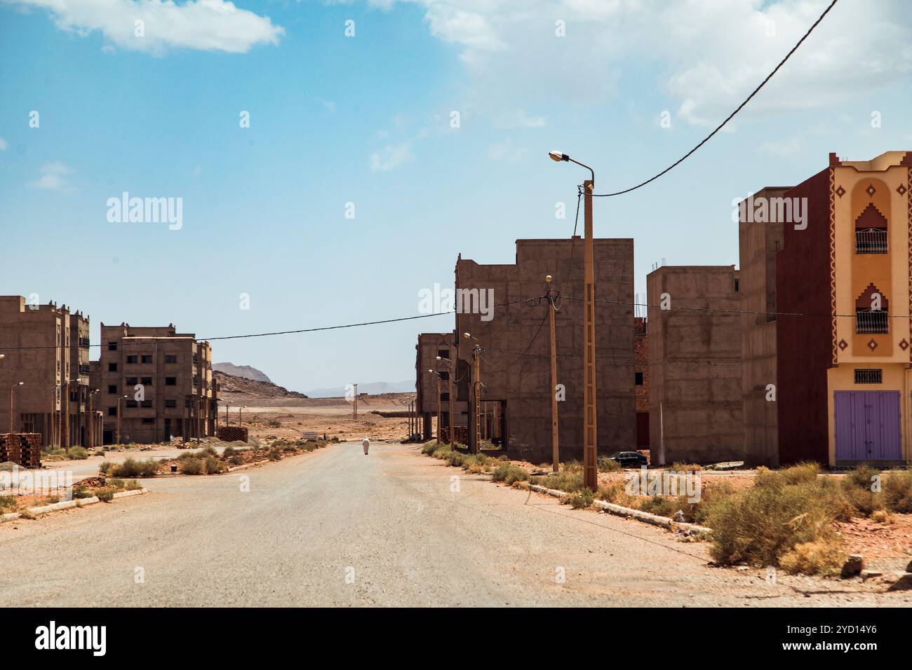 Scopri il caratteristico mix di edifici moderni e tradizionali che costeggiano le tranquille strade di un villaggio marocchino. Quest'area mette in mostra il mix di urban Foto Stock