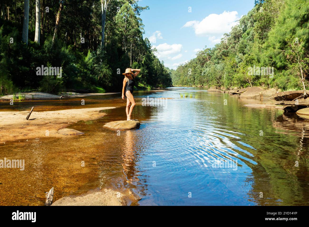 Godendosi le tranquille acque delle Blue Mountains del fiume Grose, Foto Stock