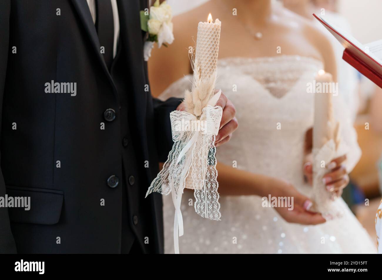 Cerimonia di nozze romantica con eleganti portacandele. Foto Stock