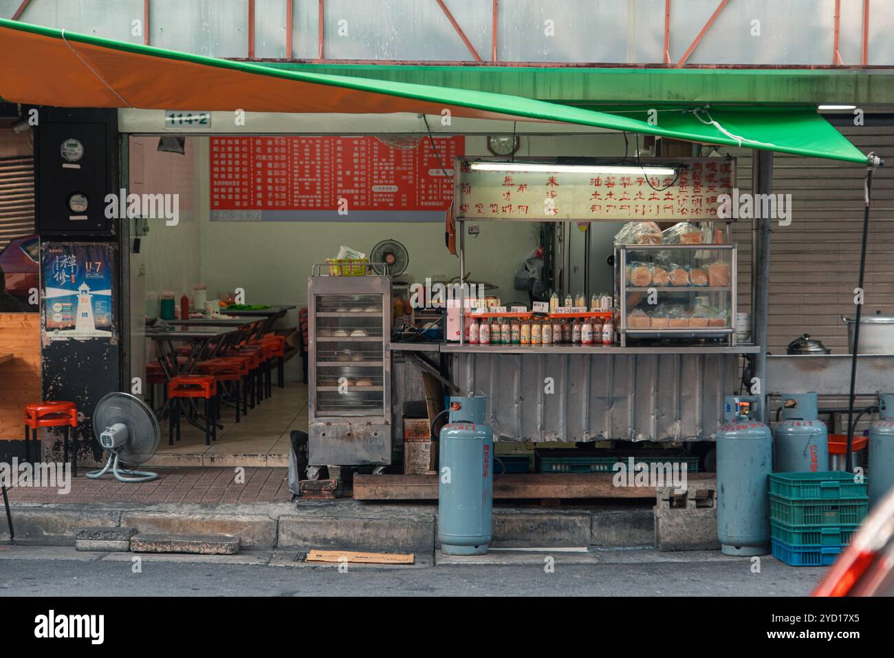 Una vivace bancarella di Street food a Taipei mette in mostra una gamma di fresche prelibatezze locali. I clienti godono di un'atmosfera vivace mentre assaporano l'offerta deliziosa Foto Stock