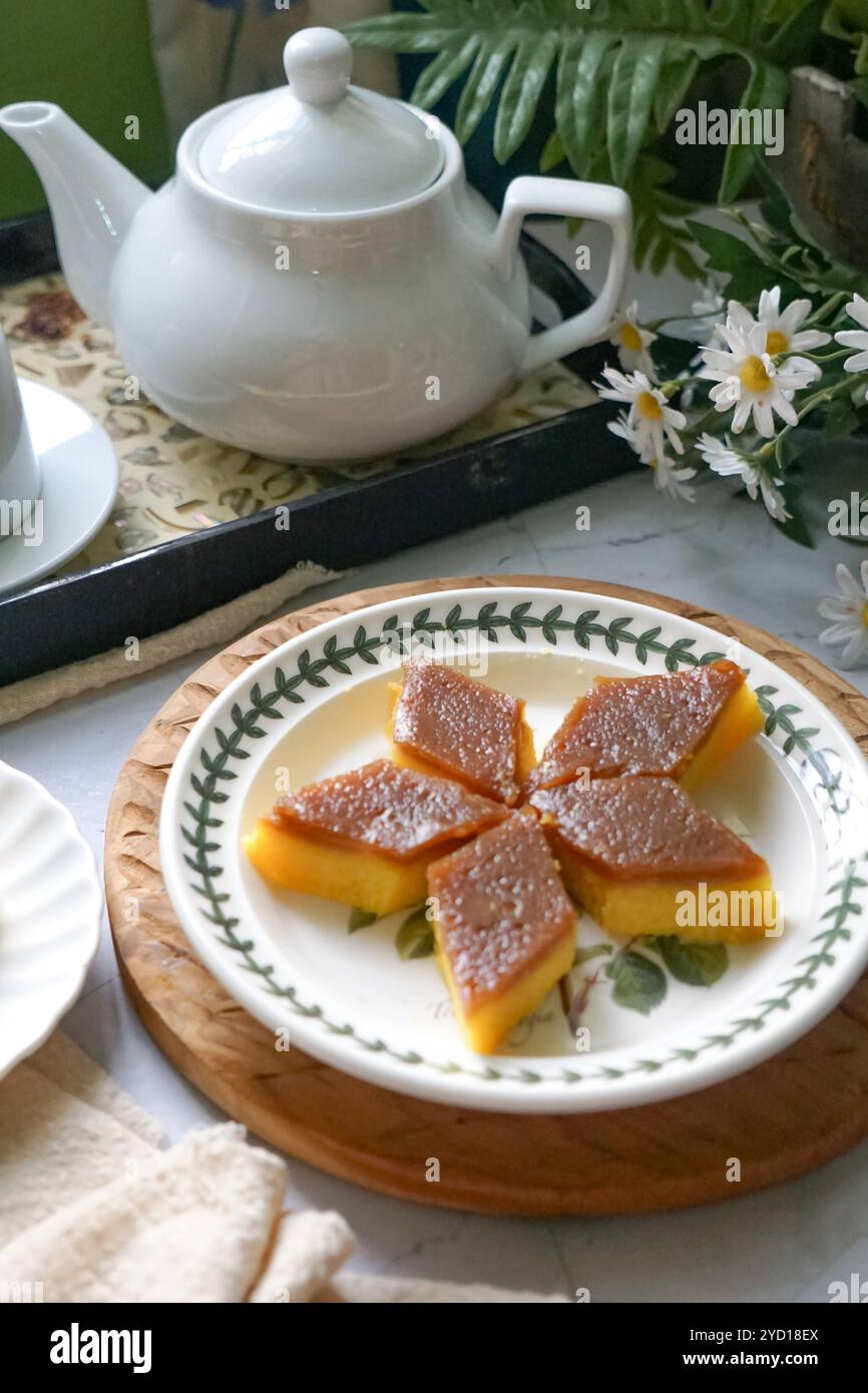 Kuih Talam Suji, una tradizionale torta malese per colazione o tè pomeridiano. Foto Stock