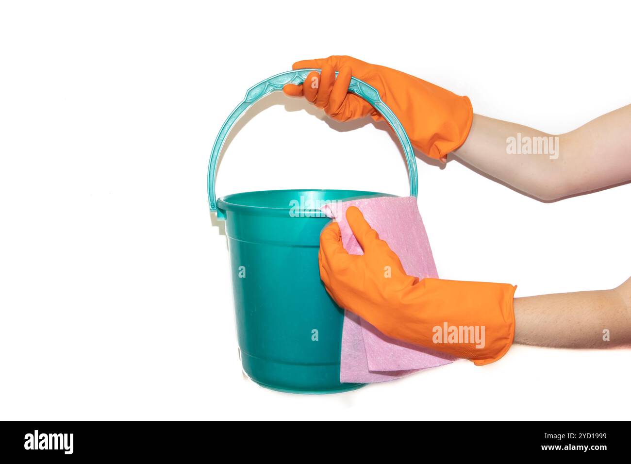 Guanto in gomma arancione a portata di mano isolato su sfondo bianco. Guanto in gomma e secchio. Pulire le mani durante la pulizia. Oggetto isolato. B Foto Stock