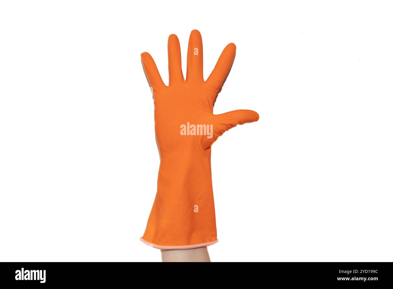 Guanto in gomma arancione a portata di mano isolato su sfondo bianco. Pulire le mani durante la pulizia. Oggetto isolato. Parti del corpo. Pulizia. Foto Stock