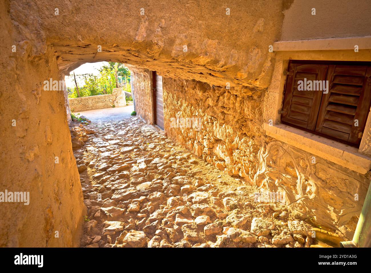 Città di Vrbnik historic stone steet vista di passaggio Foto Stock