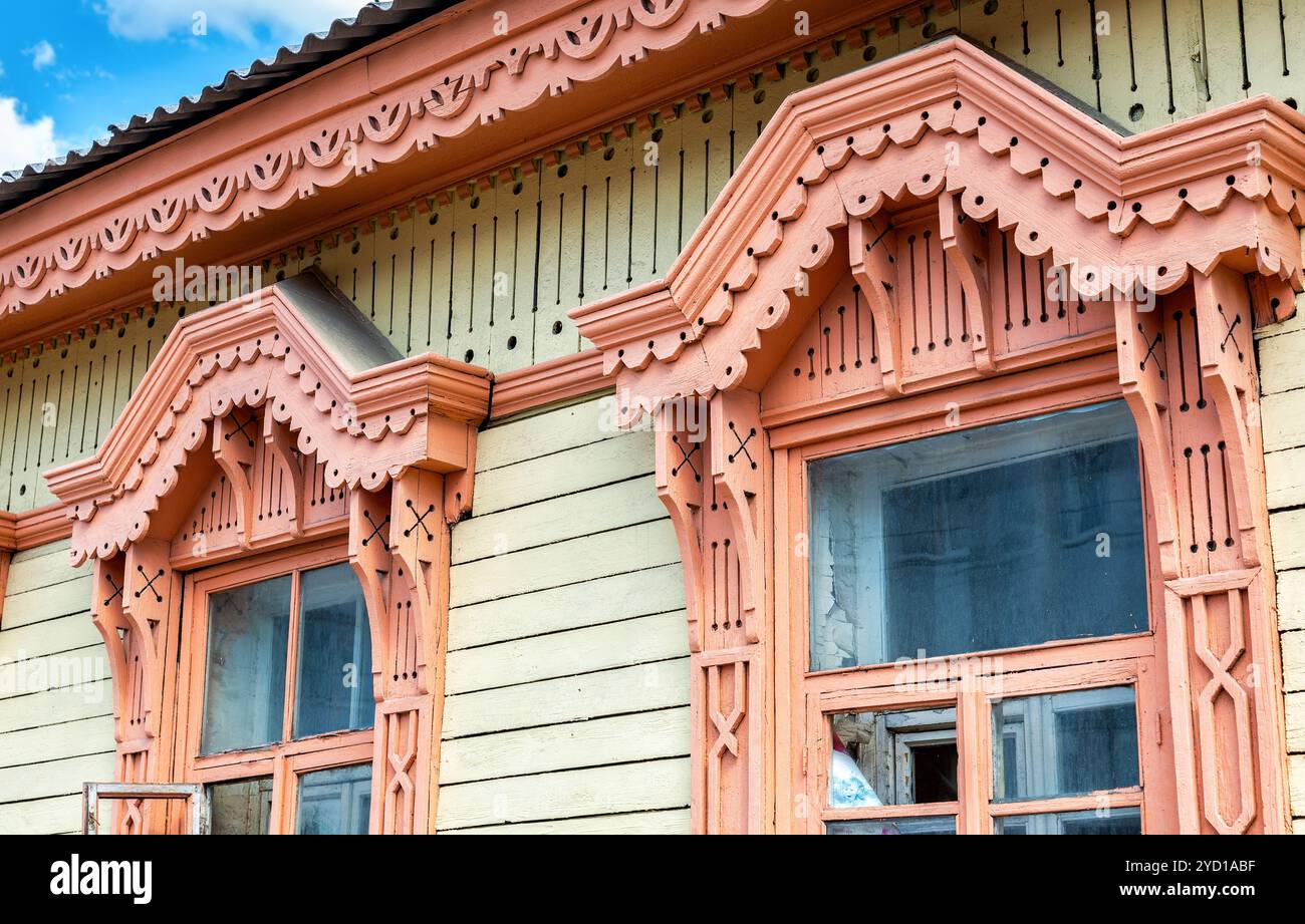 Vintage in legno tradizionali decorazioni scolpite della vecchia casa Foto Stock