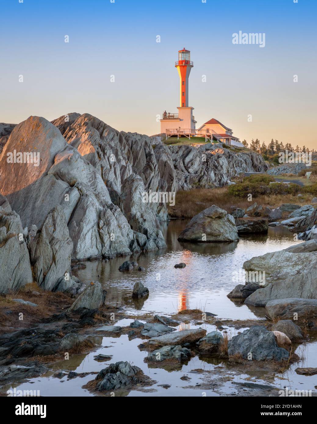 Situato a 11 chilometri dalla città di Yarmouth, il faro di Cape Forchu hs è un'unica forma di "nucleo di mele" ed è il faro più alto della nuova Scozia Foto Stock