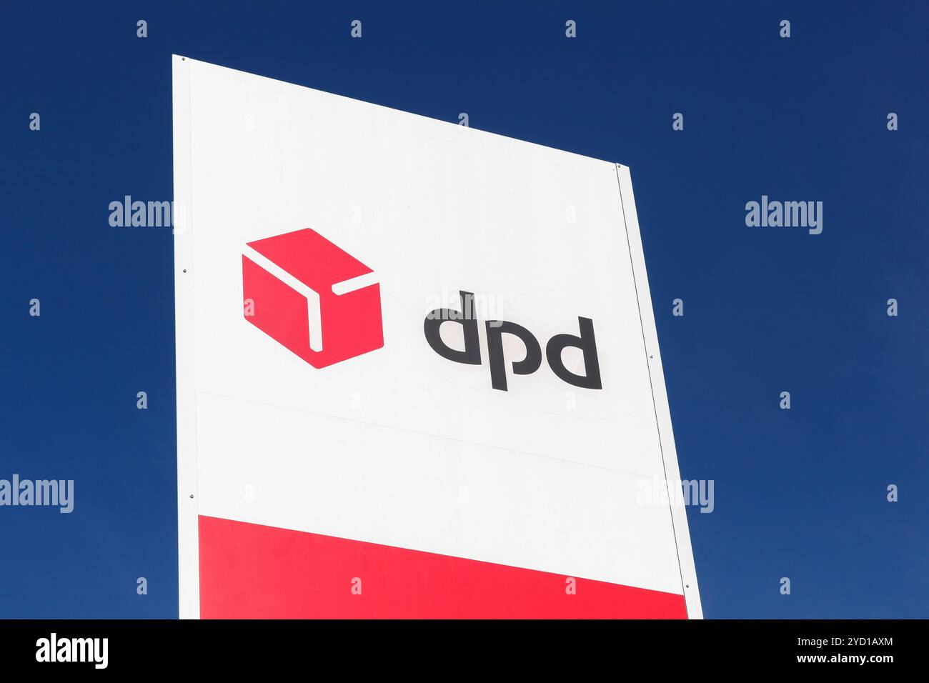 Trevoux, Francia - 21 settembre 2024: Logo DPD su un cartello. DPD è una società internazionale di consegna pacchi di proprietà di GeoPost Foto Stock