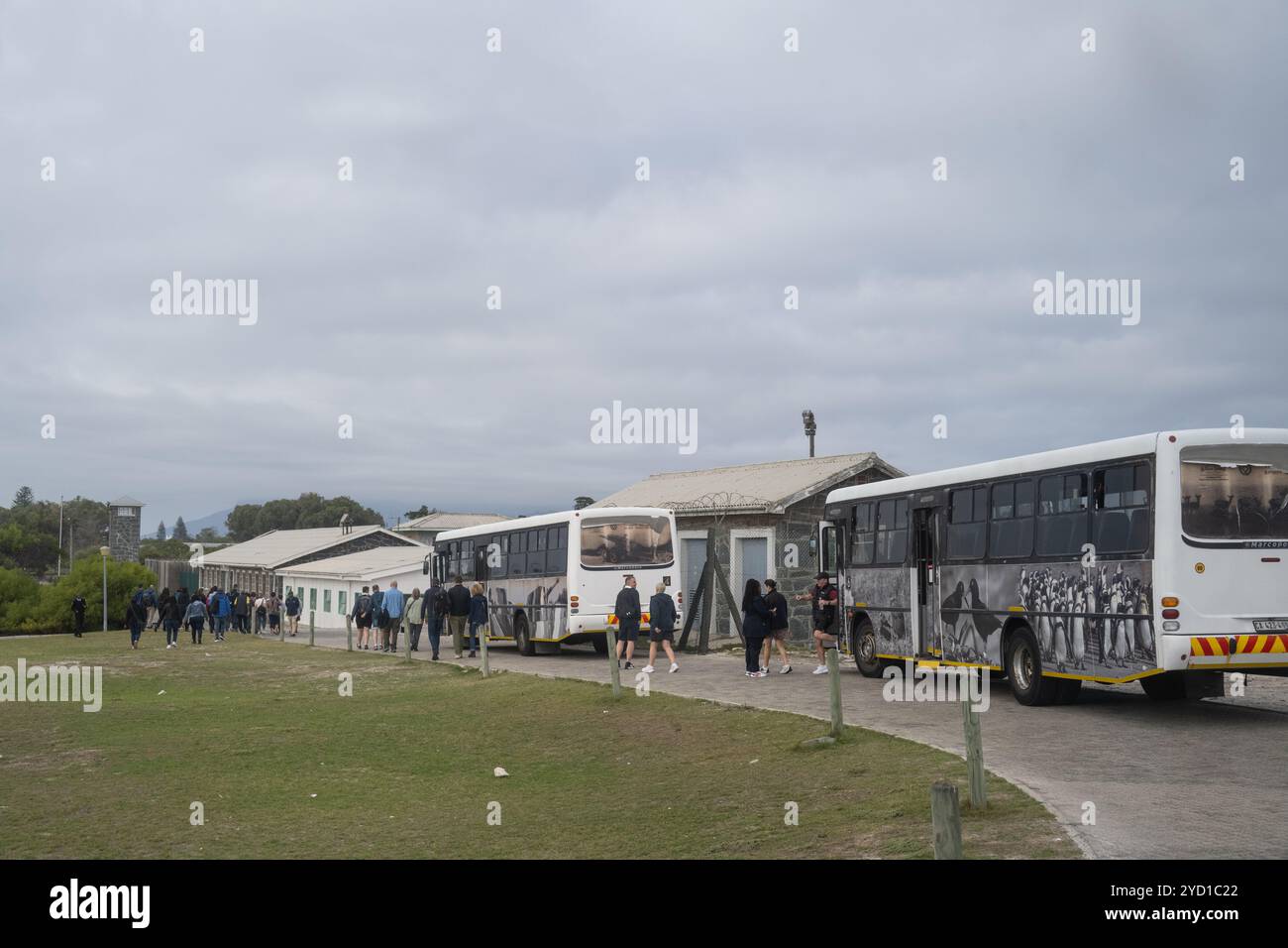 Tour in autobus e visitatori alla prigione di Robben Island in Sud Africa Foto Stock Tour in autobus e visitatori alla prigione di Robben Island in Sud Africa Foto Stock