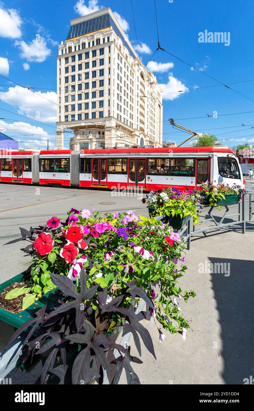 Paesaggio urbano con fiori, tram rosso e lotte Hotel Samara Foto Stock