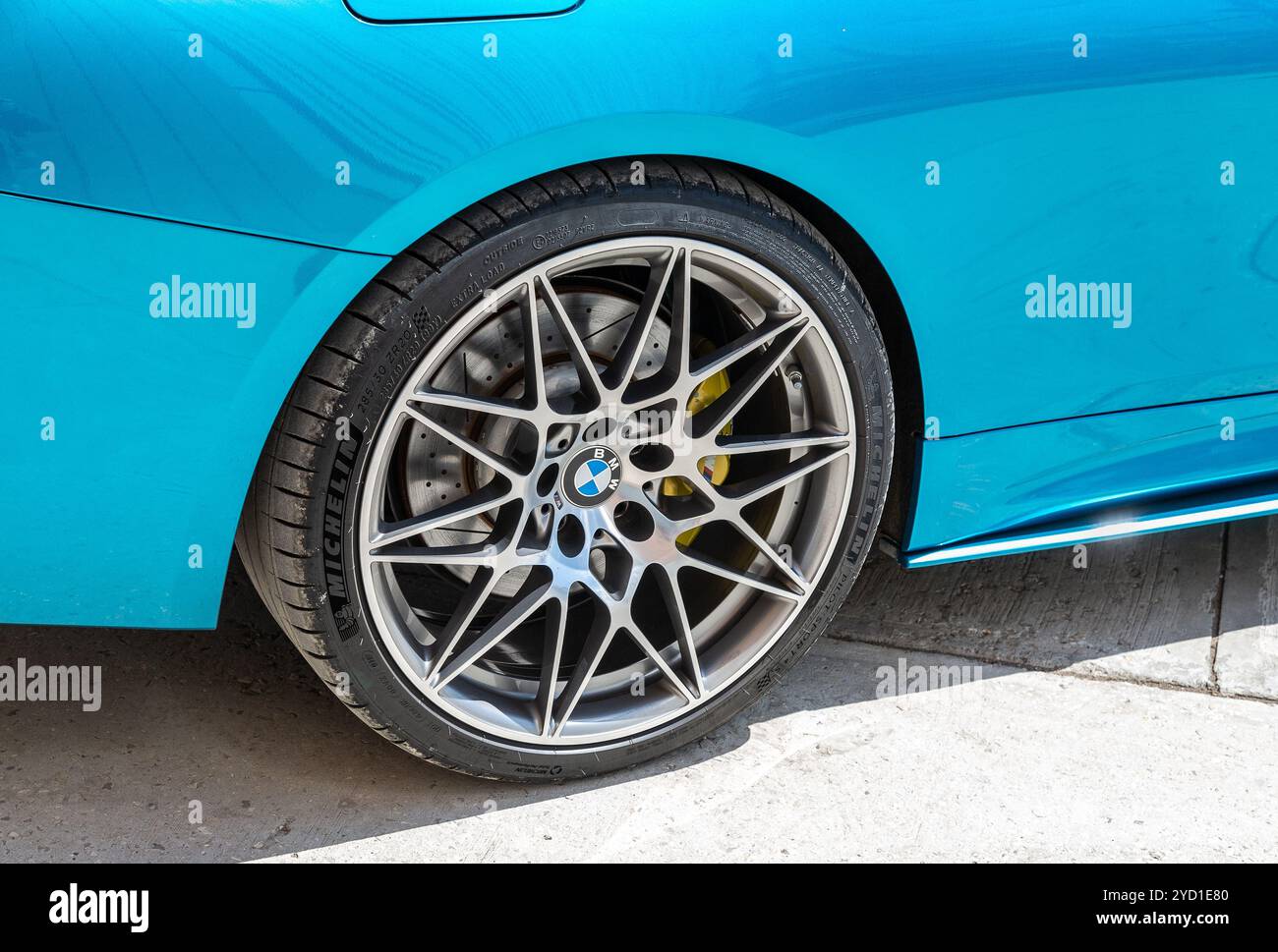 Ruota BMW con pneumatico Michelin a profilo ribassato Foto Stock