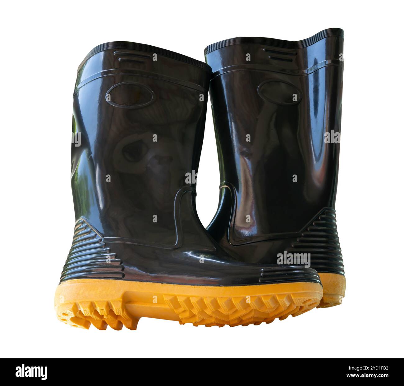 Un paio di stivali in gomma o stivali in gomma neri alti è isolato su sfondo bianco con percorso di ritaglio. Foto Stock
