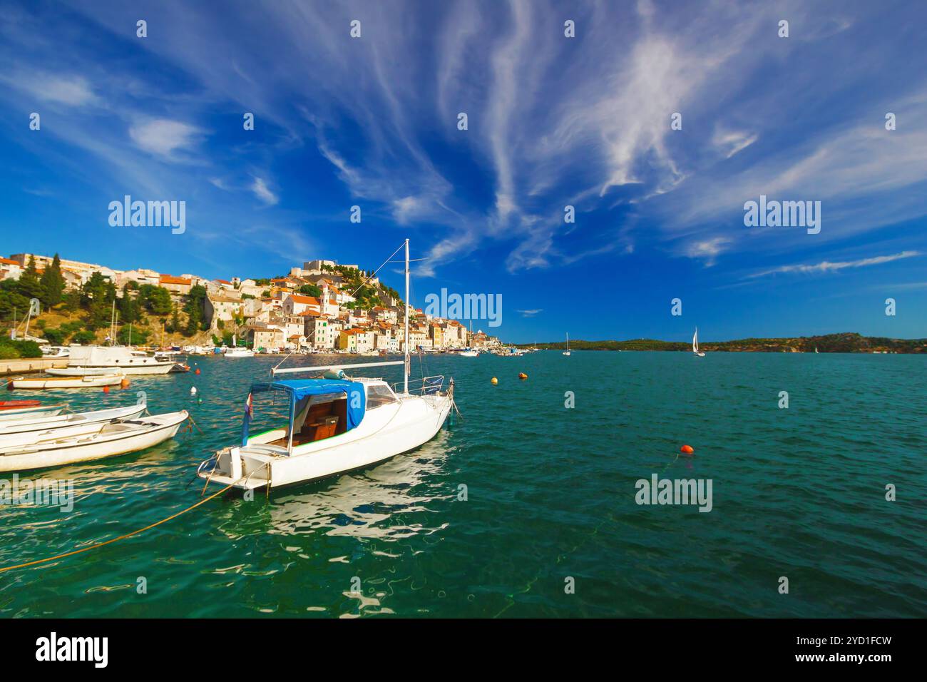 Vista sulla costa della città di Sibenik, meta di navigazione, patrimonio dell'umanità dell'UNESCO Foto Stock