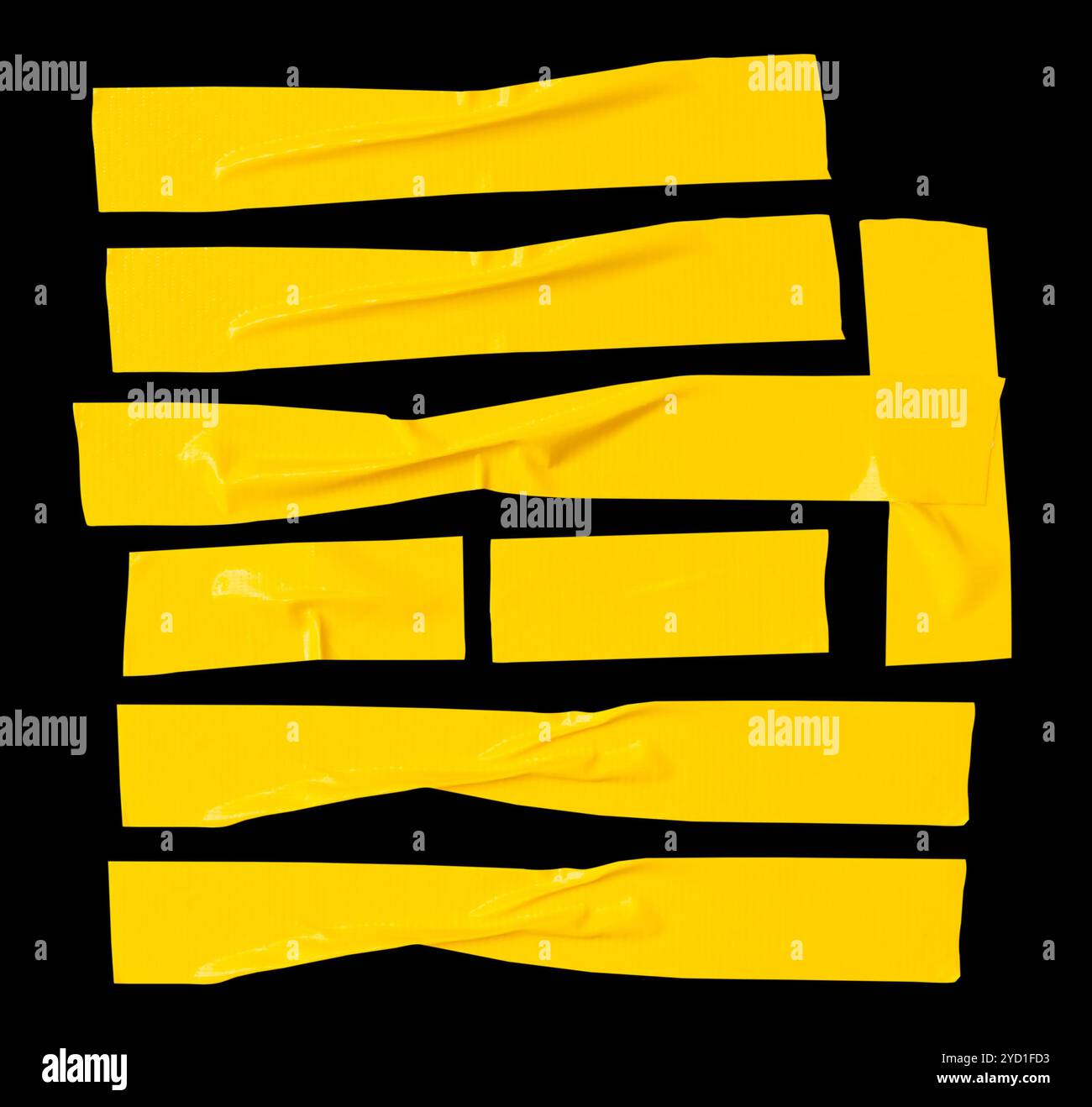 Il set per la vista dall'alto di nastro vinilico adesivo giallo stropicciato o stropicciato o nastro in tessuto a strisce è isolato su sfondo nero con percorso di ritaglio. Foto Stock