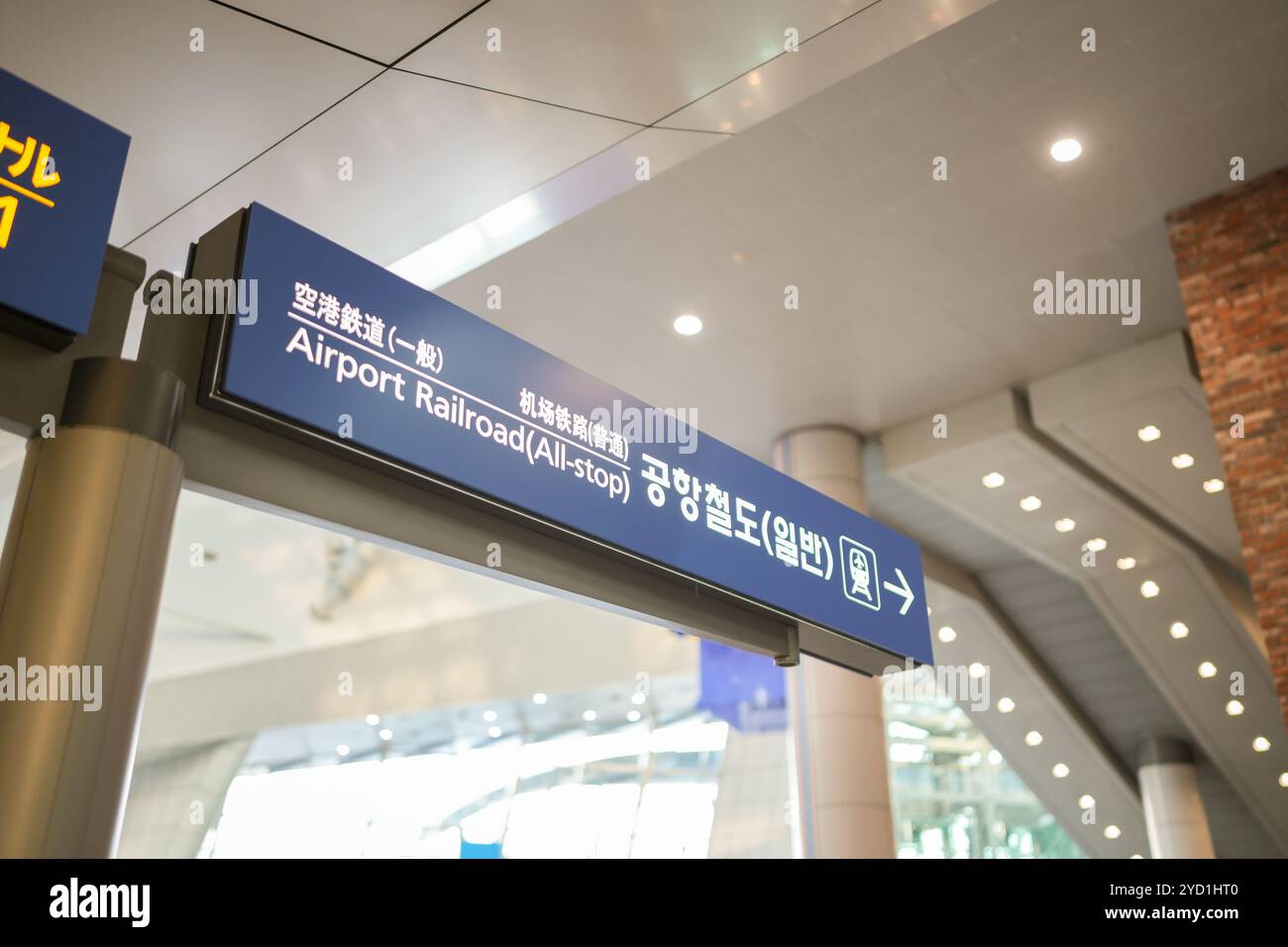 Dirigiti verso il terminal ferroviario di Seul all'aeroporto internazionale di Incheon a Incheon, Corea del Sud. 9 ottobre 2024. Foto Stock