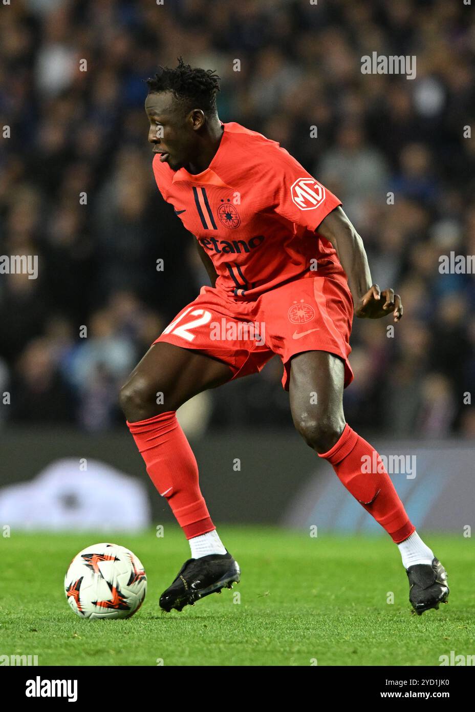 Glasgow, Regno Unito. 24 ottobre 2024. Baba Alhassan della FCSB durante la partita di UEFA Europa League allo stadio Ibrox di Glasgow. Il credito per immagini dovrebbe essere: Neil Hanna/Sportimage Credit: Sportimage Ltd/Alamy Live News Foto Stock