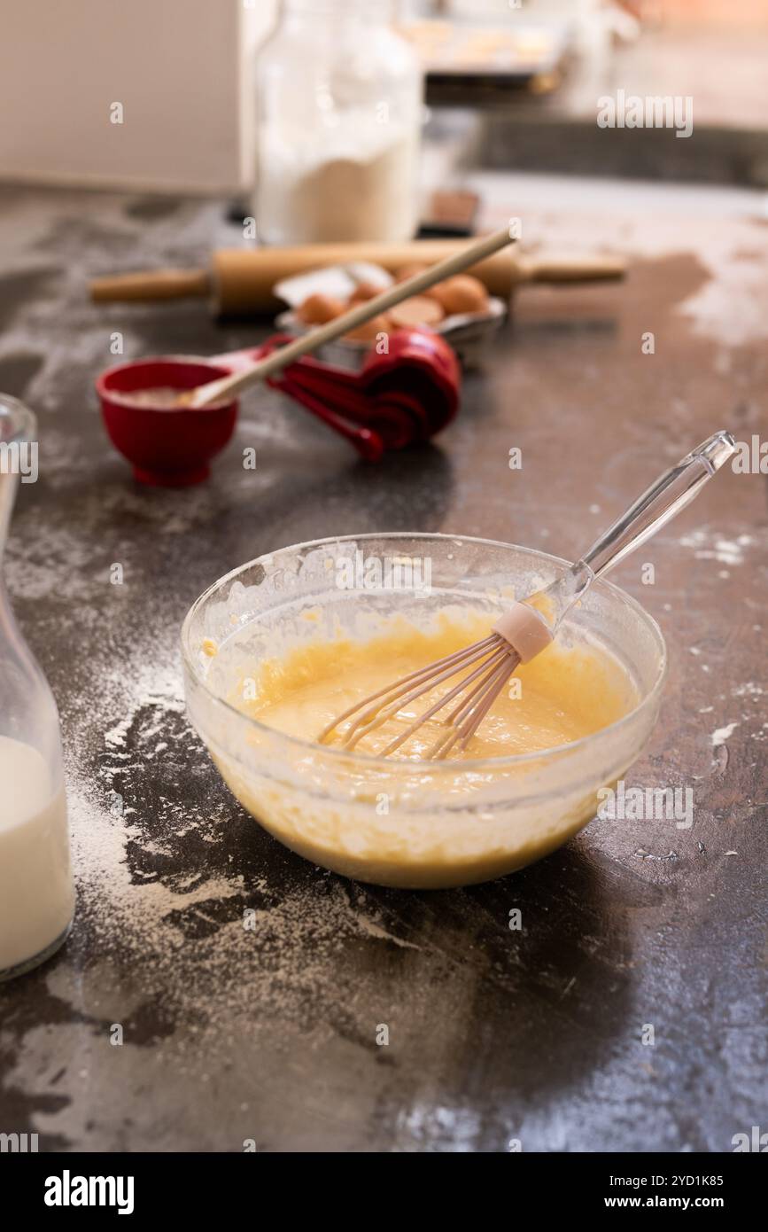 Natale, ingredienti da cuocere e frullare sul bancone della cucina per preparare le vacanze, a casa Foto Stock