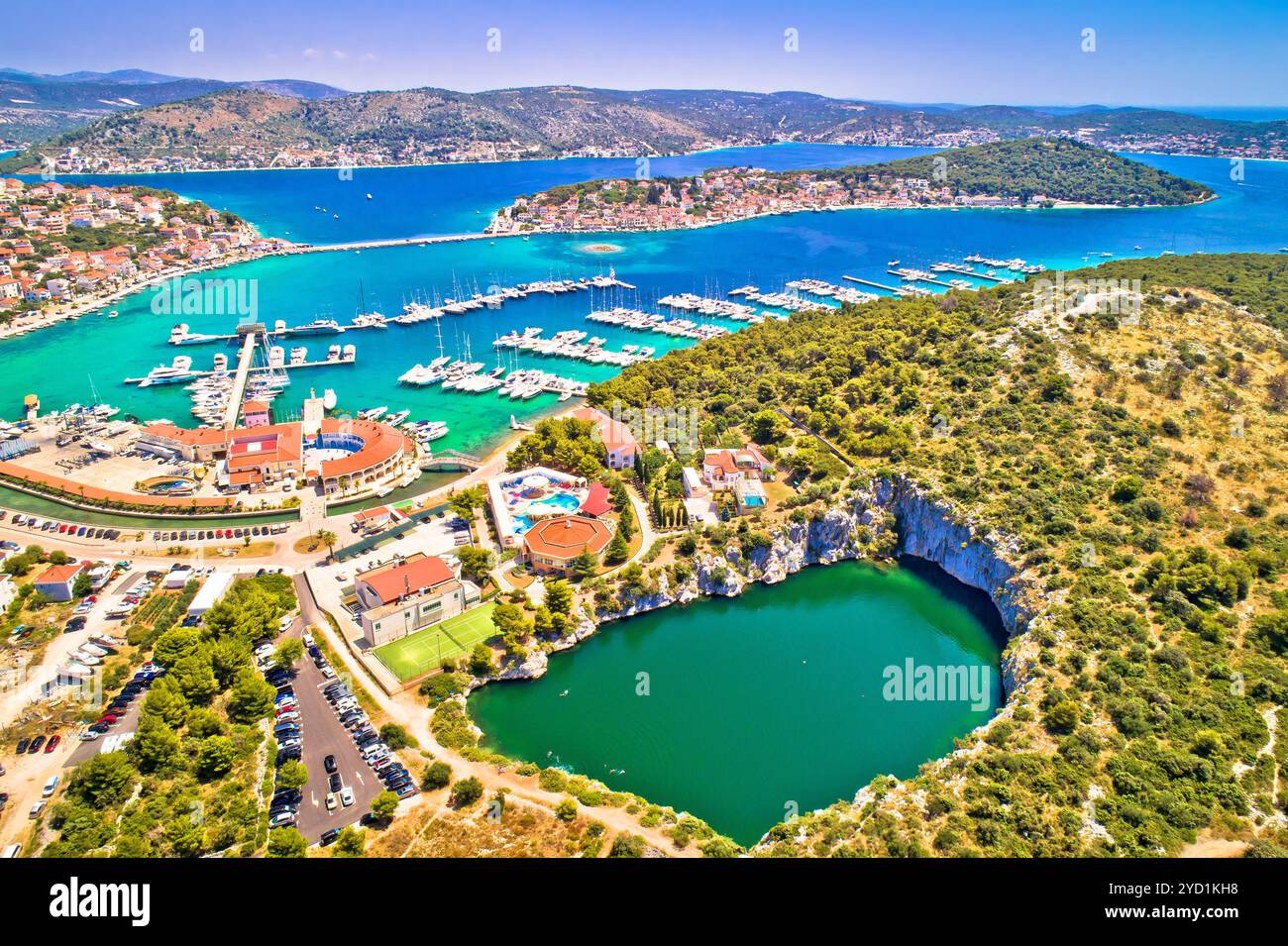 Vista aerea della baia turchese Rogoznica e del lago Dragon Eye Foto Stock