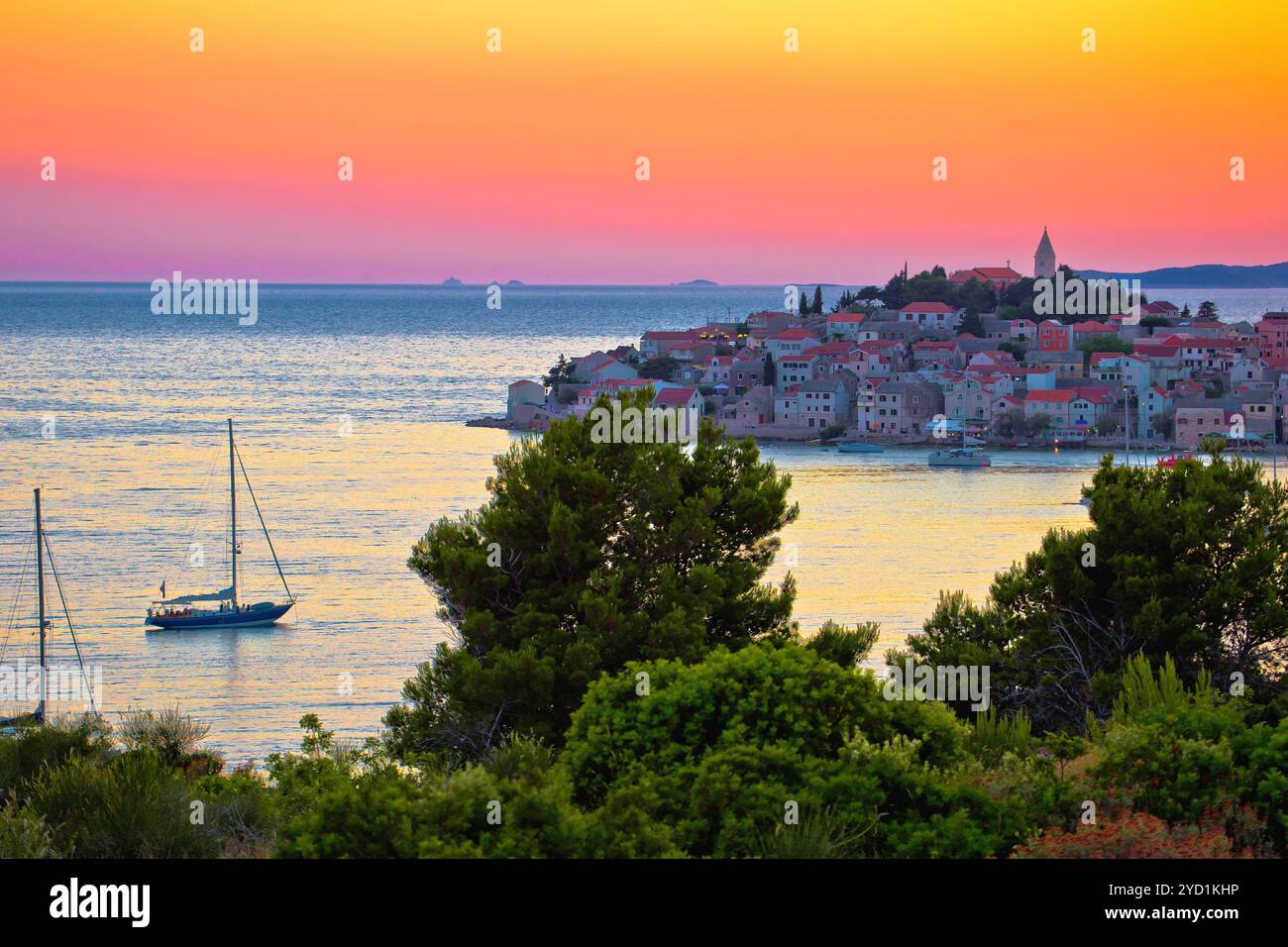 Meta turistica dell'Adriatico con vista sul tramonto dell'arcipelago di Primosten Foto Stock
