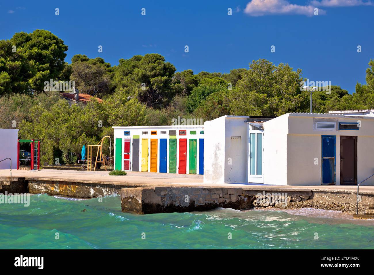 Vista sulla spiaggia di Jadrija e sulle colorate cabine Foto Stock
