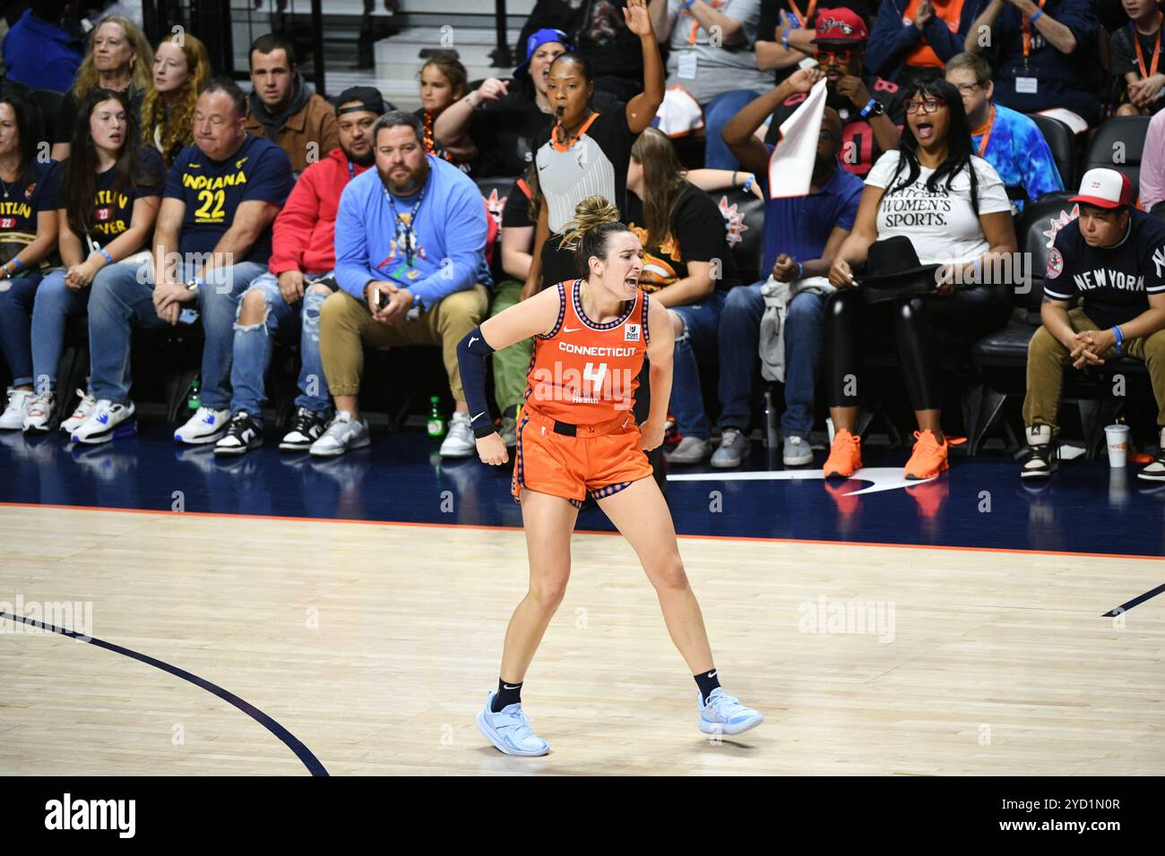 Uncasville, Connecticut, Stati Uniti. 22 settembre 2024. La guardia del sole del Connecticut Marina Mabrey (4) reagisce durante la partita 1 del primo turno dei playoff WNBA tra gli Indiana Fever e i Connecticut Sun alla Mohegan Sun Arena di Uncasville, Connecticut. Erica Denhoff/CSM/Alamy Live News Foto Stock