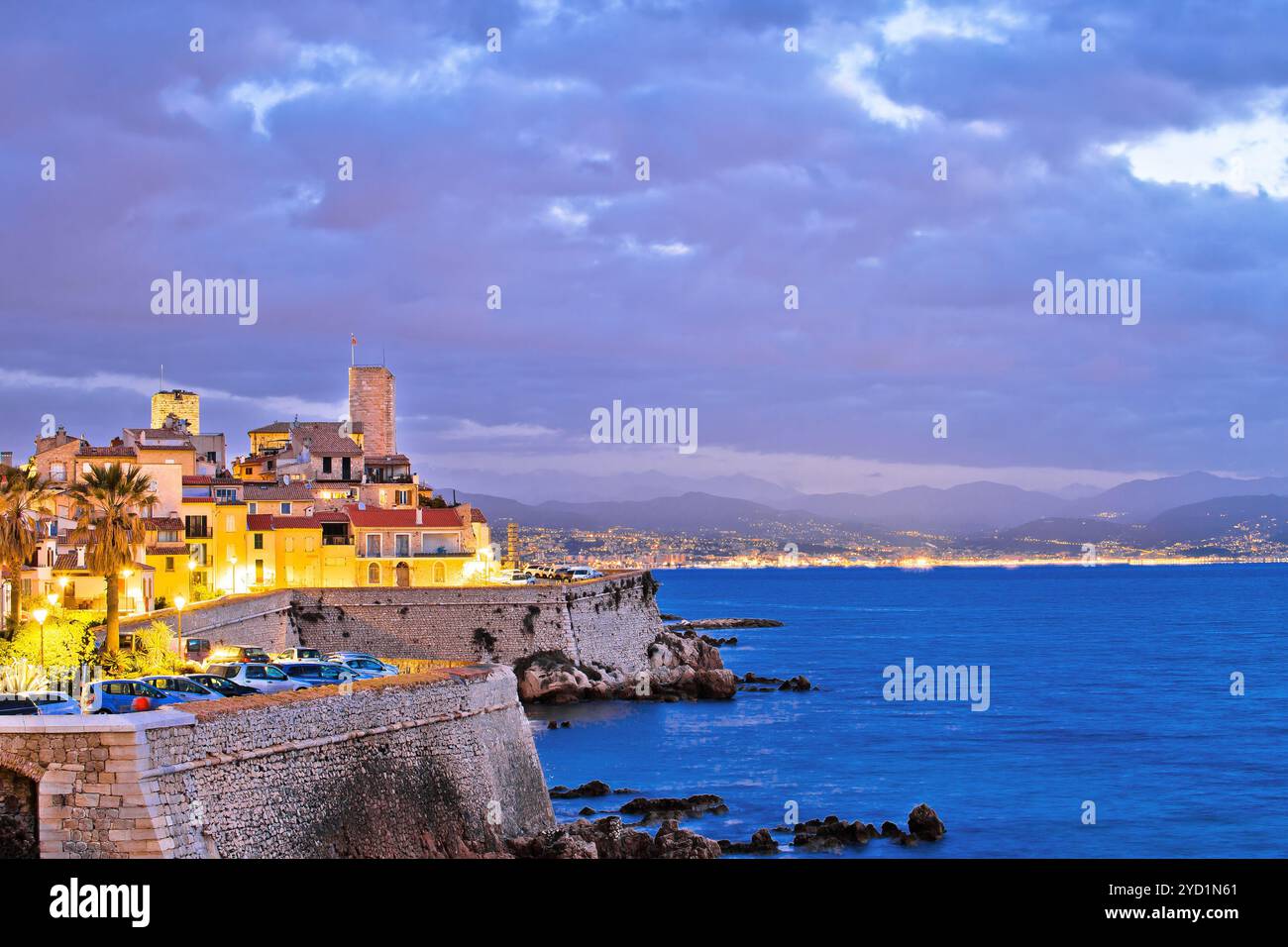 Il lungomare della storica città vecchia di Antibes e i punti di riferimento con vista dell'alba Foto Stock