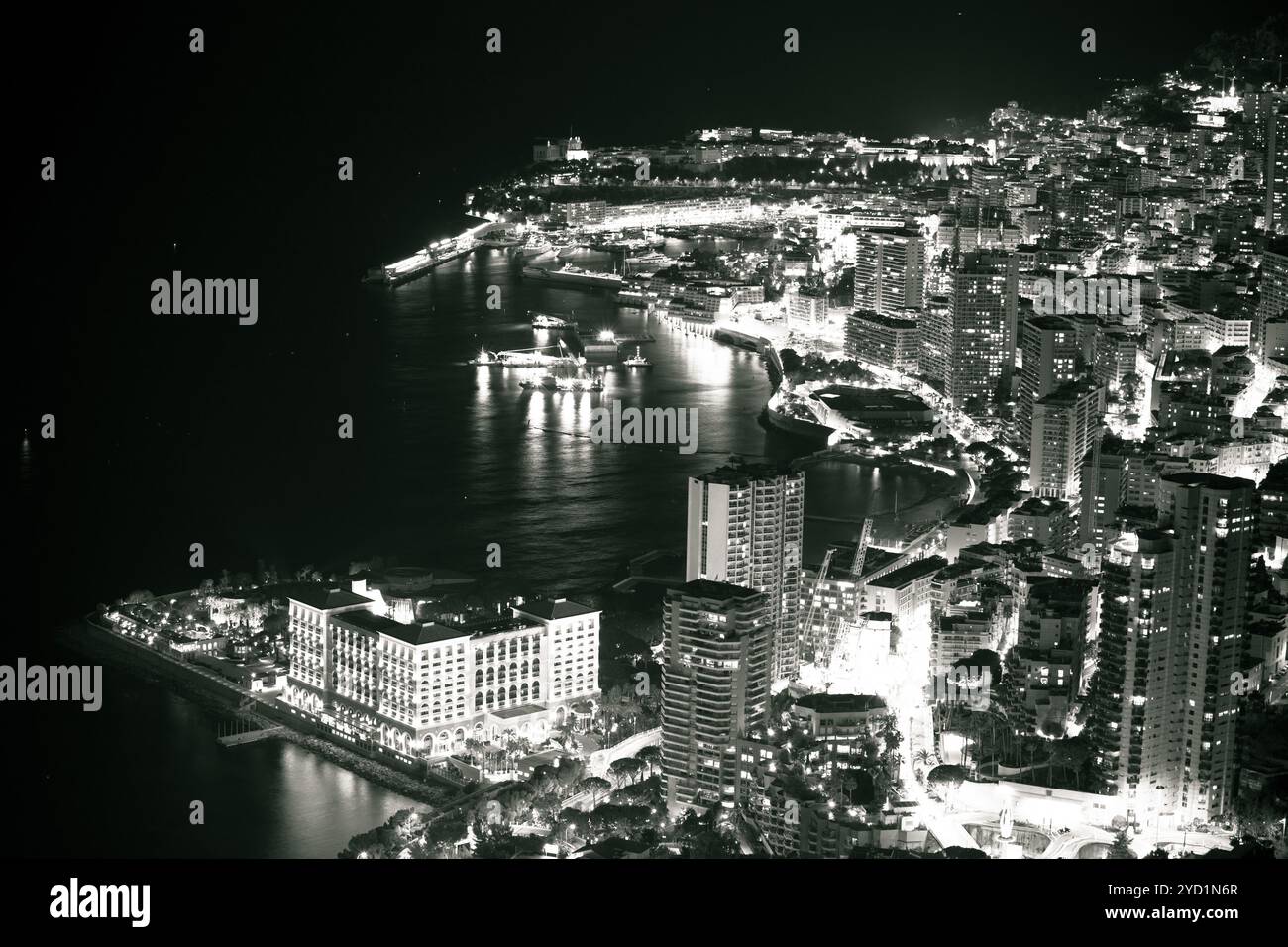 Vista serale in bianco e nero sul lungomare di Monte Carlo Foto Stock
