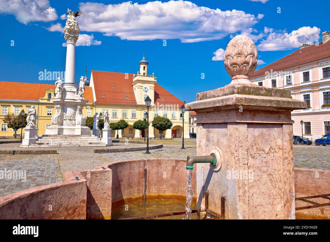 Vecchia strada lastricata e fontana nella storica città di Osijek di Tvrdja Foto Stock